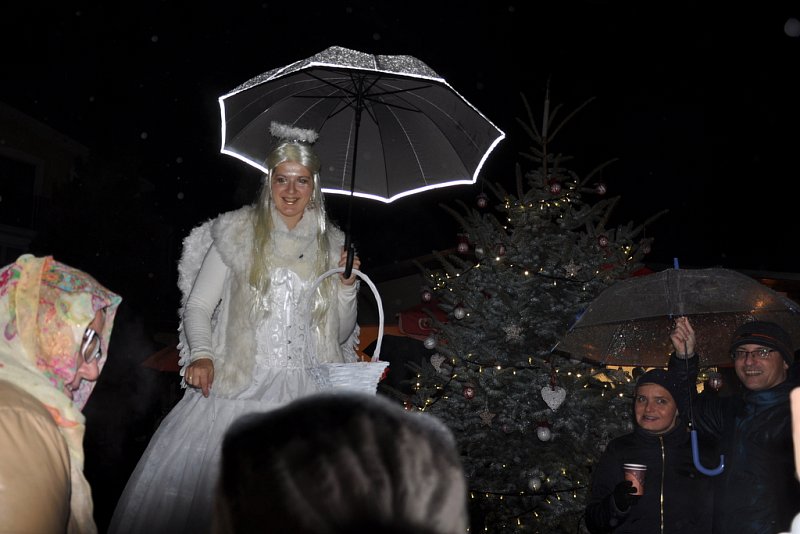 Adventní merenda, výroba věnců a rozsvícení vánočního stromu – fotografie 18
