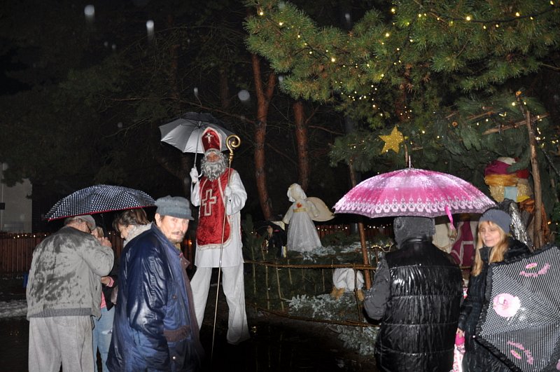 Adventní merenda, výroba věnců a rozsvícení vánočního stromu – fotografie 19