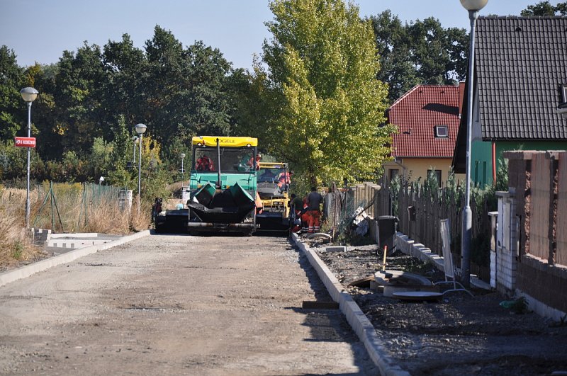 Asfaltujeme ul. U Větrolamu – fotografie 16