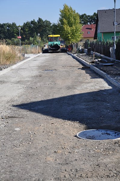 Asfaltujeme ul. U Větrolamu – fotografie 14