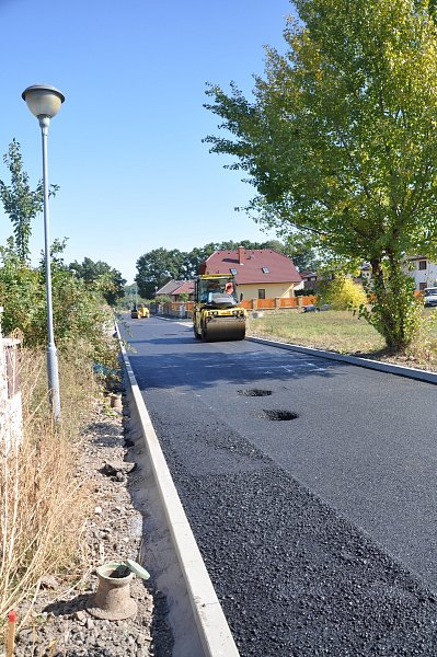 Asfaltujeme ul. U Větrolamu – fotografie 17
