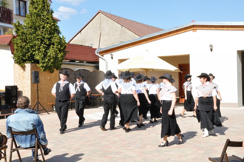 Country odpoledne na dvorku – fotografie 4