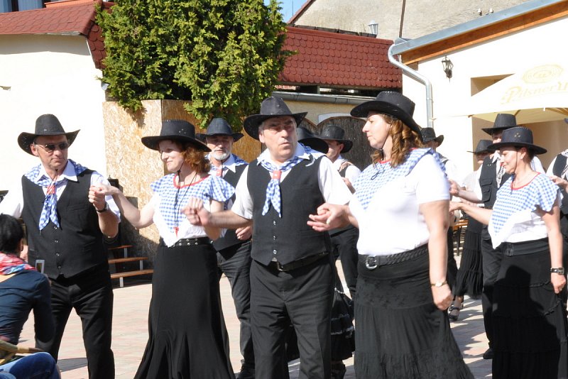 Country odpoledne na dvorku – fotografie 5