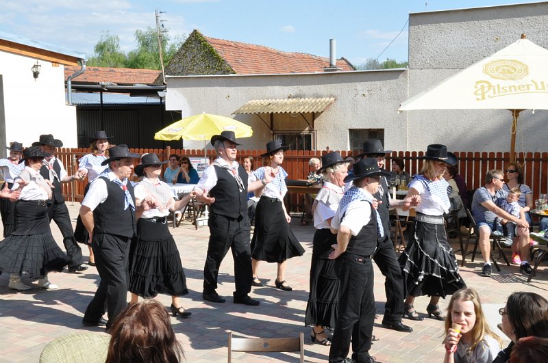 Country odpoledne na dvorku – fotografie 6
