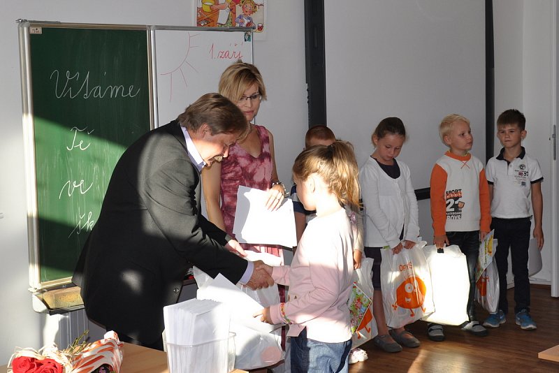 Jdeme do školy - 1. září 2016 v ZŠ Veleň – fotografie 11