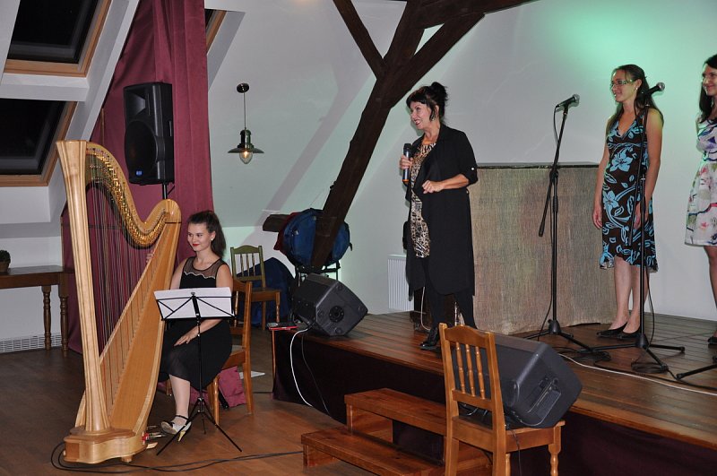 Návštěva paní hraběnky Mathildy Nostitzové ve Veleni a koncert Zuzany Stirské & Fine Gospel Time – fotografie 16