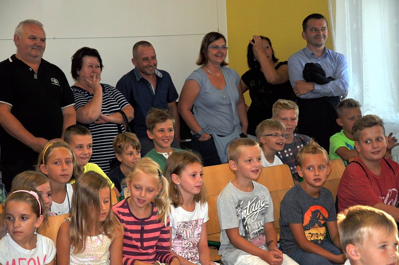 Přivítání prvňáčků - 1. září ve veleňské škole – fotografie 5