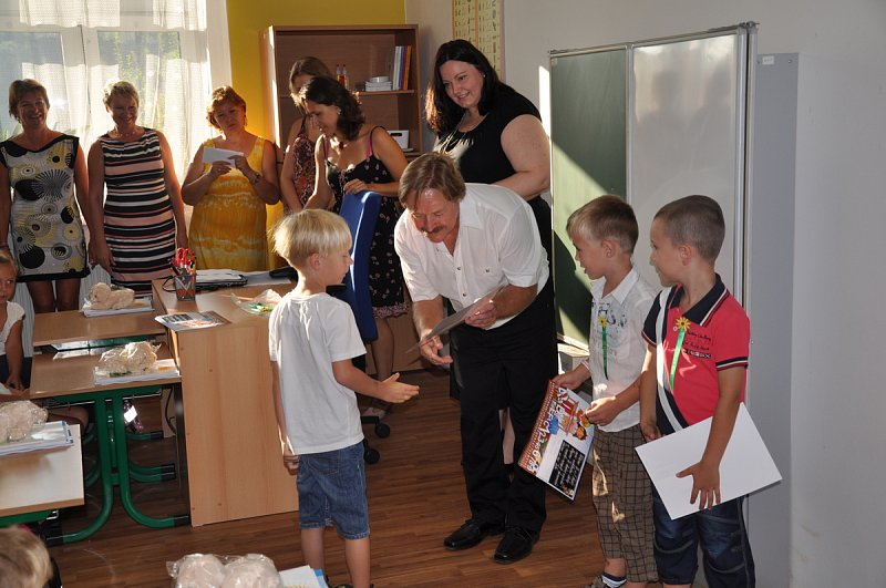 Přivítání prvňáčků - 1. září ve veleňské škole – fotografie 12