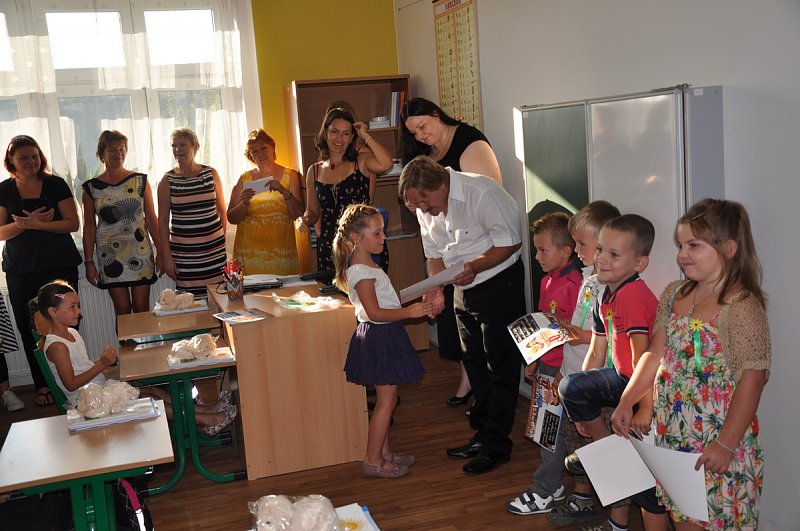 Přivítání prvňáčků - 1. září ve veleňské škole – fotografie 17