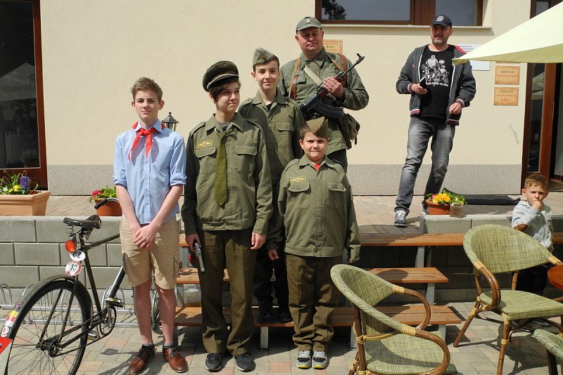 Prvomájový průvod - Kupředu levá... – fotografie 6