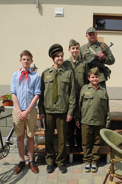 Prvomájový průvod - Kupředu levá... – fotografie 8
