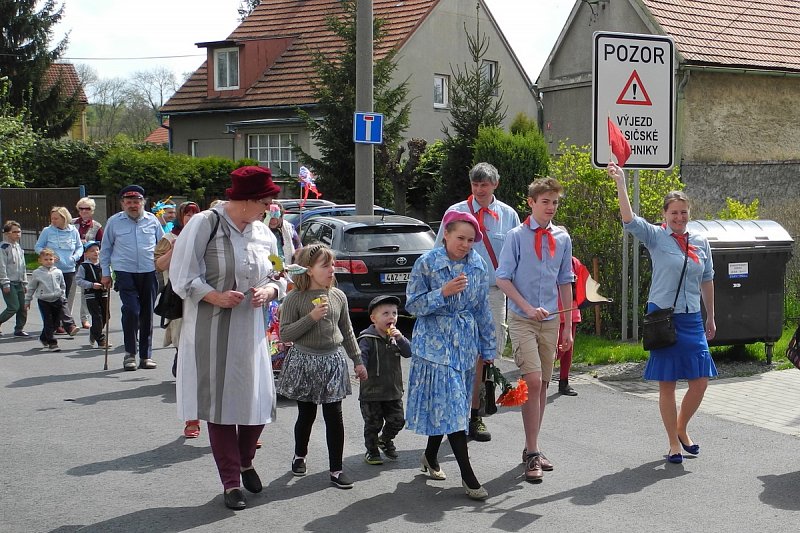 Prvomájový průvod - Kupředu levá... – fotografie 11