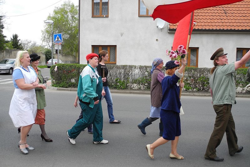 Prvomájový průvod - Kupředu levá... – fotografie 17