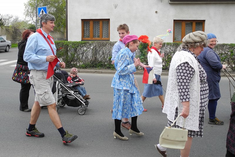 Prvomájový průvod - Kupředu levá... – fotografie 18