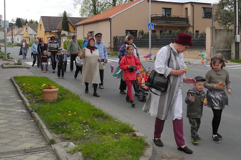 Prvomájový průvod - Kupředu levá... – fotografie 19