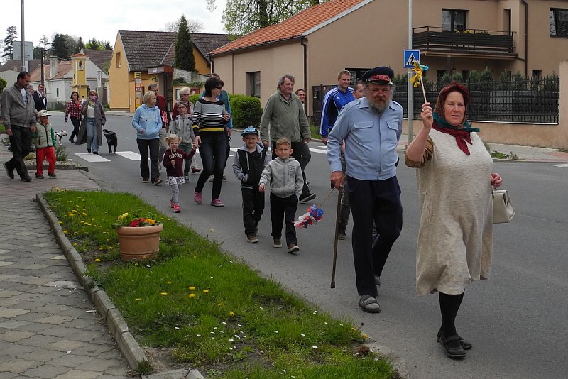 Prvomájový průvod - Kupředu levá... – fotografie 20