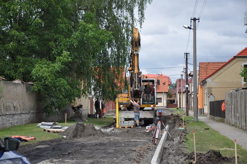 Rekonstrukce ul. V Zahradě, U Kovárny a Dlouhá – fotografie 3