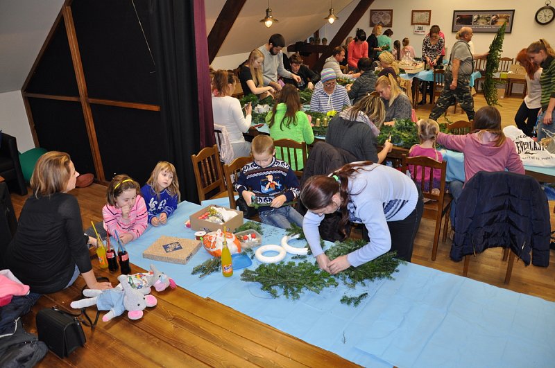 Společná výroba adventních věnců 2016 – fotografie 11