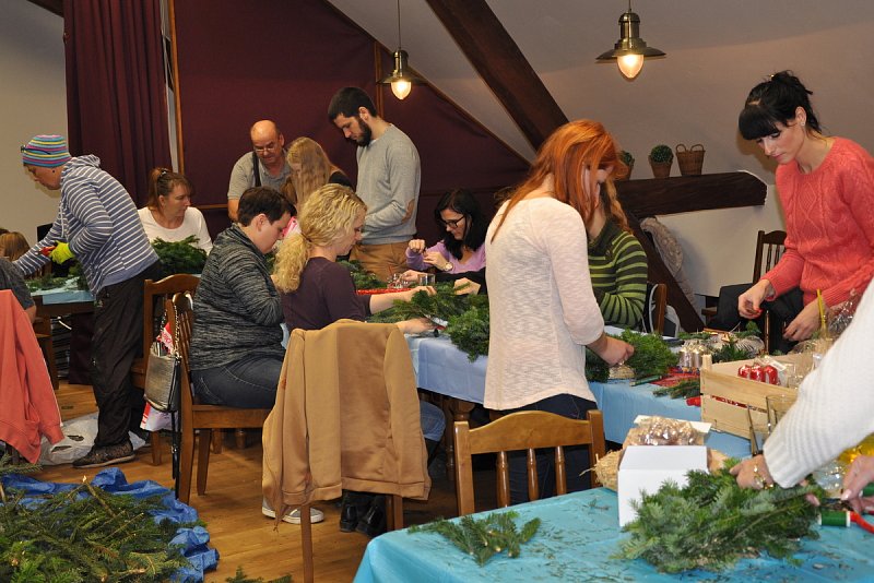Společná výroba adventních věnců 2016 – fotografie 18