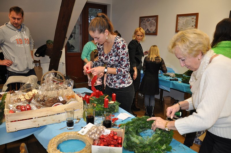 Společná výroba adventních věnců 2016 – fotografie 19