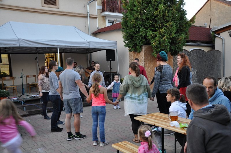 Večer se skupinou Jolly Buskers – fotografie 8