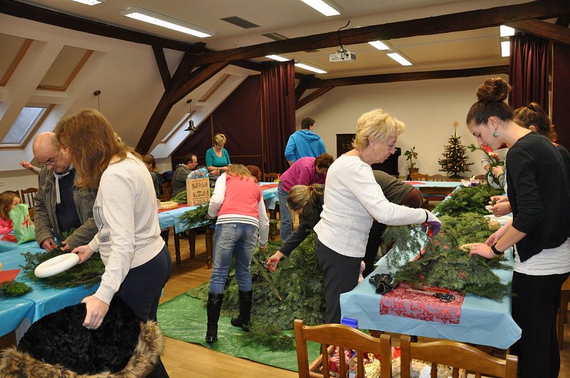 Výroba adventních věnců 2015 – fotografie 7