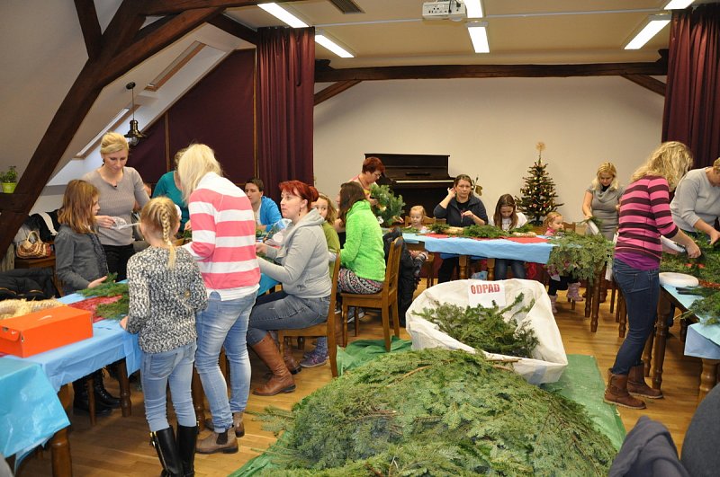 Výroba adventních věnců 2015 – fotografie 12
