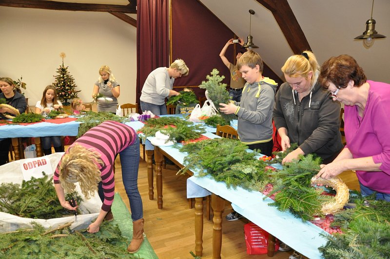 Výroba adventních věnců 2015 – fotografie 13