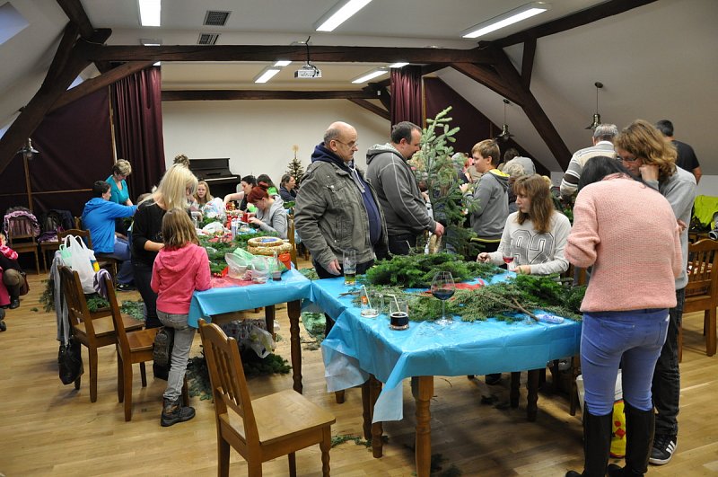 Výroba adventních věnců 2015 – fotografie 4