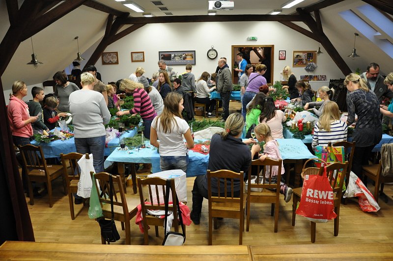 Výroba adventních věnců 2015 – fotografie 6