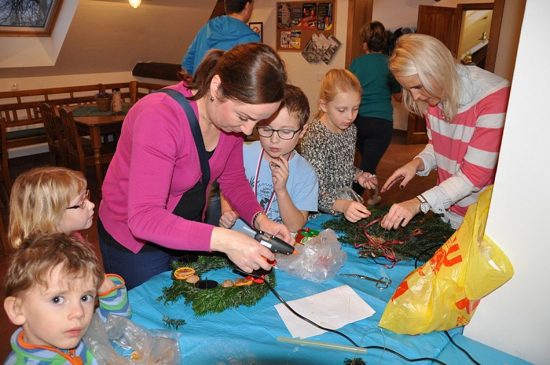 Výroba adventních věnců 2015 – fotografie 10
